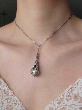 Vintage classic teardrop pearl and silver necklace